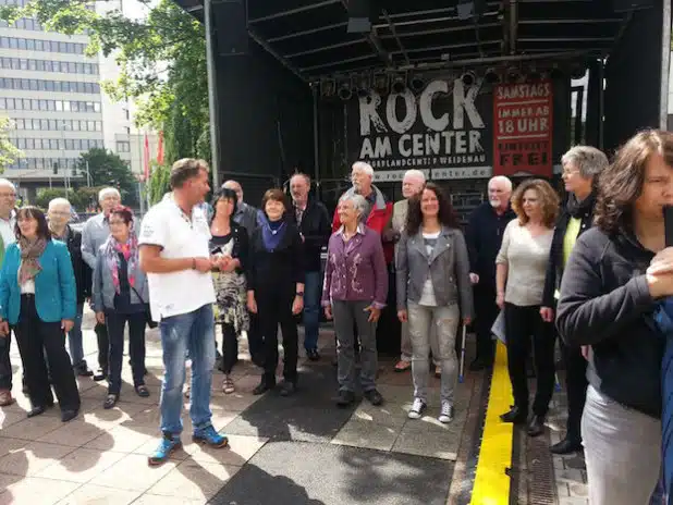 Der gemischte Chor der Kreisverwaltung „SiWi Vokal“ beim „Tag der Begegnung“ in Weidenau. - Quelle: Kreis Siegen-Wittgenstein 