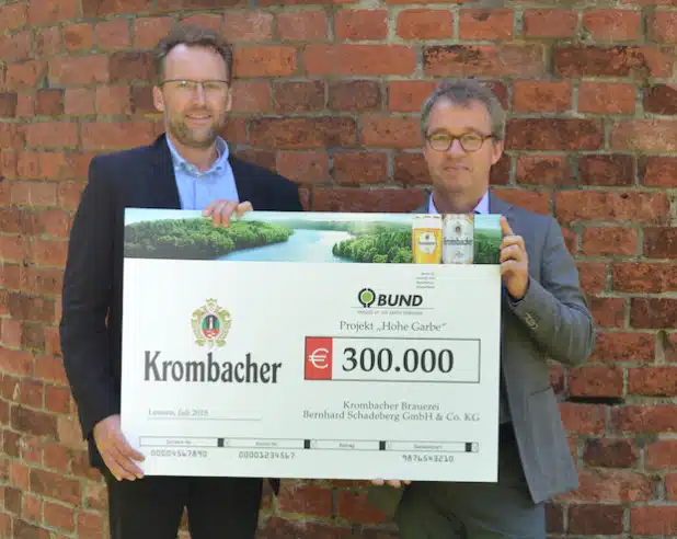 v.l.n.r. Wolfgang Schötz (Leiter Vertriebsmarketing der Krombacher Brauerei) übergibt den symbolischen Spendenscheck in Höhe von 300.000 Euro an Olaf Bandt, Bundesgeschäftsführer des BUND - Quelle:  Krombacher Brauerei Bernhard Schadeberg GmbH & Co. KG