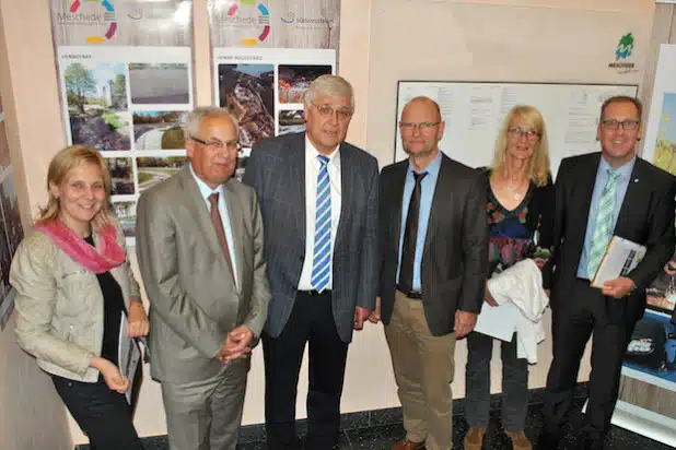 Ein positives Regionale-Fazit zogen Bürgermeister Uli Hess und Landrat Dr. Karl Schneider (3.u.2.v.li.) beim Besuch von Staatssekretär Michael von der Mühlen (3.v.re.) in Meschede (Foto: Stadt Meschede).