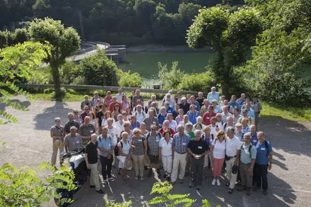 Die Wandergruppe mit Regierungspräsident Dr. Gerd Bollermann und dem Vorsitzenden des Regionalrates Hermann-Josef Droege an der Glörtalsperre. Quelle: Bezirksregierung Arnsberg