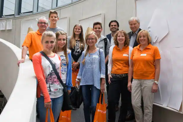 Die Teilnehmer freuen sich zusammen mit den Veranstaltern sowie Florian und Manfred Leipold über den informativen Besuch. (Foto: FIUMU.de)