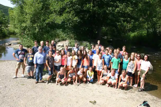 Bürgermeister Wolfgang Fischer begrüßte die 21 französischen und 20 deutschen Jugendlichen und ihre Betreuer beim Picknick in der Ruhraue. Foto: Stadt Olsberg