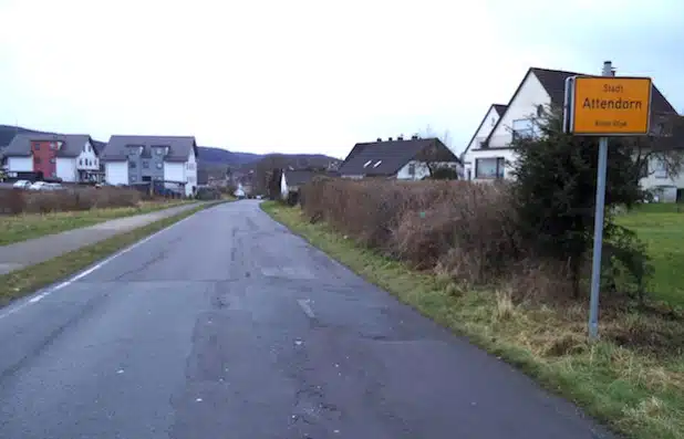 Auf der Straße „Im Schwalbenohl“ kommt es in der Zeit vom 31. August bis voraussichtlich Mitte Oktober 2015 am Ortseingang Attendorn aufgrund einer Baustelle zu Verkehrsbehinderungen (Foto: Hansestadt Attendorn).