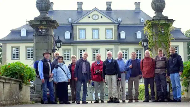 Vor Schloss Körtlinghausen, links Ulrich Kemper (Foto: Wolfgang Veidel)