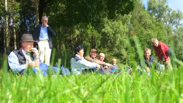 Tolles Wetter lädt zur „Bütterkespause“ auf dem Grasteppich ein (Foto: Wolfgang Veidel)