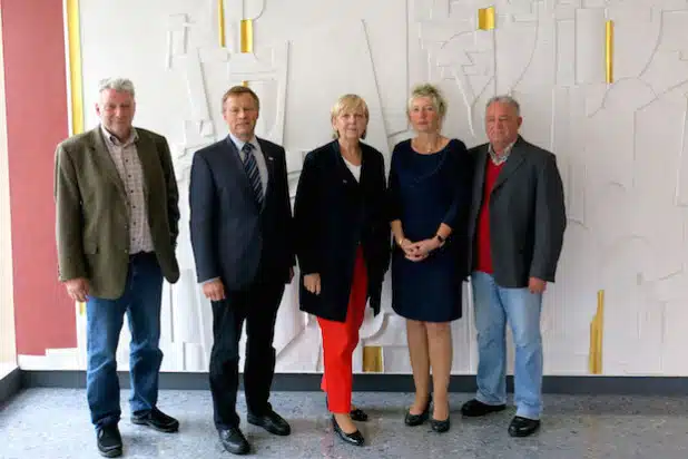 Von links: Hans-Georg Schürenberg (Personalratsvorsitzender), Volker Milk (Regierungsvizepräsident), Hannelore Kraft (Ministerpräsidentin), Diana Ewert (Regierungspräsidentin) und Günter Röder (stellv. Personalratsvorsitzender) - Foto: Bezirksregierung Arnsberg.