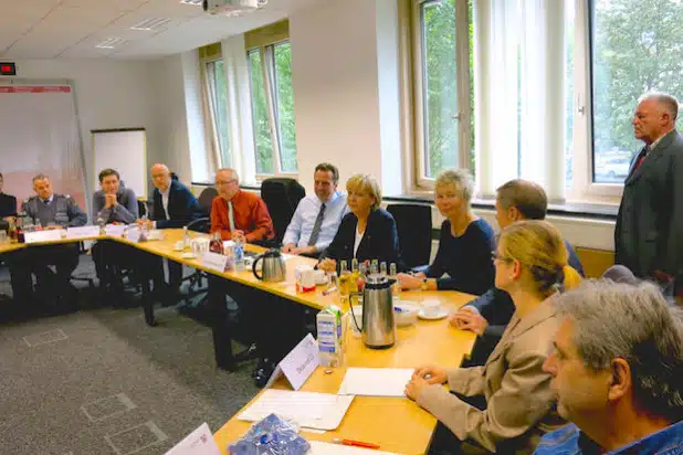 Ministerpräsidentin Hannelore Kraft und Regierungspräsidentin Diana Ewert im Krisenstab der Bezirksregierung Arnsberg (Foto: Bezirksregierung Arnsberg).