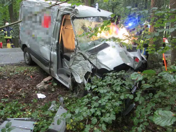 Der Fahrer wurde durch die Feuerwehr aus dem Transporter geborgen - Foto: Kreispolizeibehörde Soest