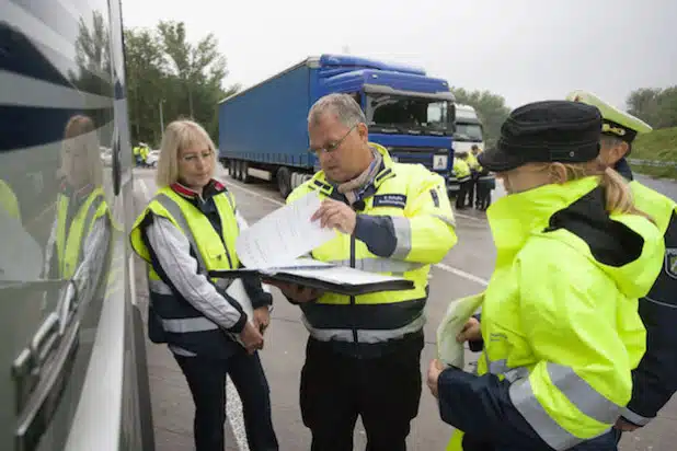 Einsatzleiter Eberhard Schulte (Mitte) und Christiane Riedel (links) mit Vertretern weiterer Fachbehörden bei der Überprüfung der Abfall-Begleitpapiere - Foto: Bezirksregierung Arnsberg.