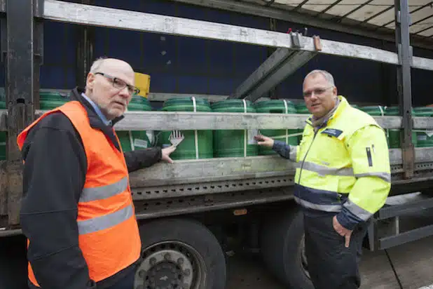 Abteilungsdirektor Bernd Müller (links) und Einsatzleiter Eberhard Schulte bei der Identitätsprüfung des geladenen Abfalls - Foto: Bezirksregierung Arnsberg.