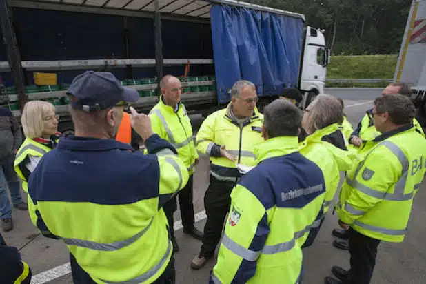 Kontrollteam bei einer gemeinsamen Beratung und Abstimmung - Foto: Bezirksregierung Arnsberg.