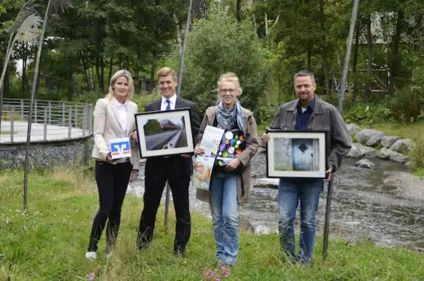 Die Veranstalter freuen sich auf den 2. Fotomarathon (v.l.): Claudia Wilmers & Matthias Grote (Volksbank Sauerland eG), Christina Henke (Stadtmarketing Meschede), Hubertus Becker (VHS Hochsauerlandkreis) - Foto: Stadtmarketing Meschede e.V.