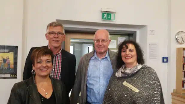 Die beiden Organisatorinnen Marlene Weiner (links) und Lucia Esposito (rechts) mit ihren Lehrern Friedhelm Scholl und Alfred Dettmer (Foto: Susanne Müller)