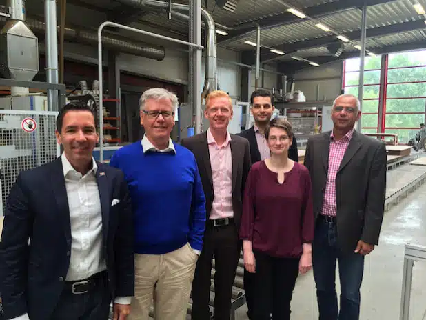 Professor Dr. Thomas Heiland (HSHL), Dieter Schmid (Geschäftsführer Albo), Phil Eisberg, Maurice Tennekes (Projektteam HSHL), Sarina Kung (Architektin Albo) und Andreas Becker (Transferverbund Südwestfalen) ziehen eine positive Bilanz des gemeinsamen Projekts (von links) - Foto: Transferverbund Südwestfalen.