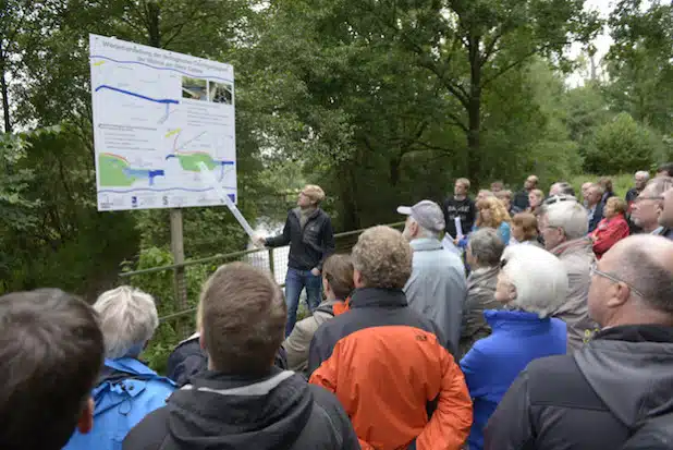 Die Baustellenexkursion mit Philipp Büngeler aus der Wasserwirtschaft des Kreises machte den Besuchern deutlich, dass auch noch in den nächsten Monaten einiges im Rahmen des Life-Projekts geleistet wird (Foto: Franz Reichenberger).