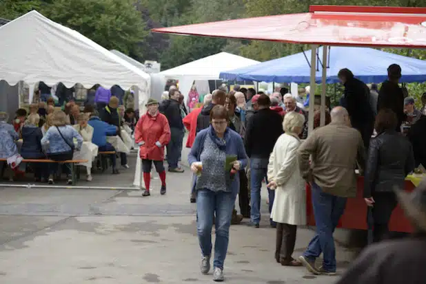 Das Abschlussfest des Life-Projekts rund um Haus Dassel lockt trotz des durchwachsenen Wetters zahlreiche Besucher an (Foto: Franz Reichenberger).