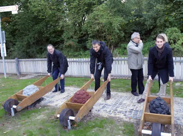 Landrat Thomas Gemke, Museumsleiter Stephan Sensen und Jakob Graf Landsberg-Velen üben sich an den Gewichten (Foto: Erkens).