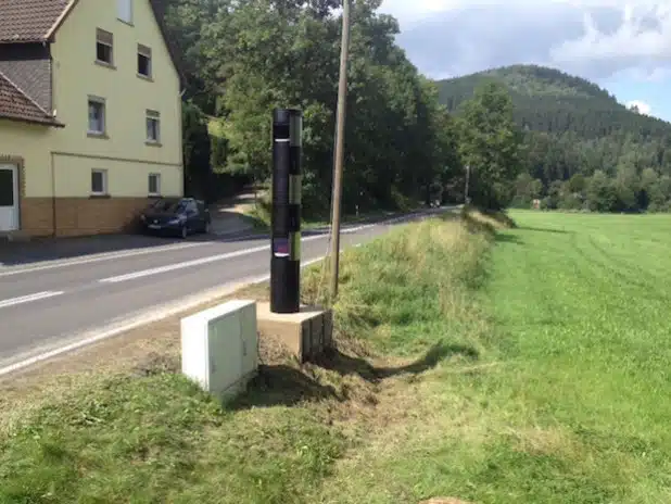 Die neue stationäre Geschwindigkeitsmessanlage an der B 517 in Kirchhundem-Eichacker (Foto: Kreis Olpe).