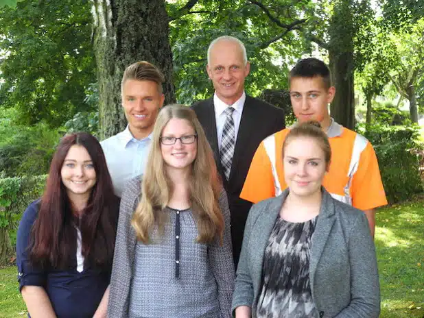 Neue und ehemalige Auszubildende mit Bürgermeister Christoph Ewers: Anna-Lena Hermann, Kevin Köster, Romina Pletz, Tim Pauler und Vivien Jäppche (Foto: Gemeinde Burbach).