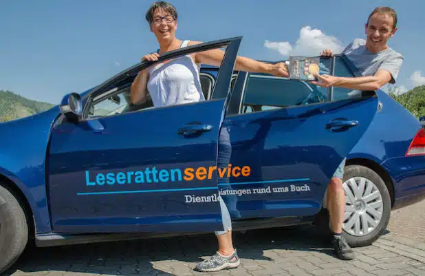 Stefan Gemmel (re.) kommt am 19. September in die Turnhalle Wahlbach im Rahmen des Veranstaltung „Weltrekord Lesen“ - Foto: Gemeinde Burbach.