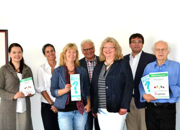 Vertreter der Kinderlobby Iserlohn und der Stadt Iserlohn stellten im Rahmen eines Pressegespräches am Dienstag, 1. September, den neuen Elternratgeber für die Betreuung von Kindern unter drei Jahren vor (Foto: Stadt Iserlohn).