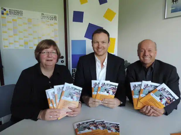 Anne Beck, Michael Czech und Uwe Benninghaus vom Regionalen Bildungsbüro stellen das neue Fortbildungsprogramm vor - Foto: C. Bittner/Märkischer Kreis.