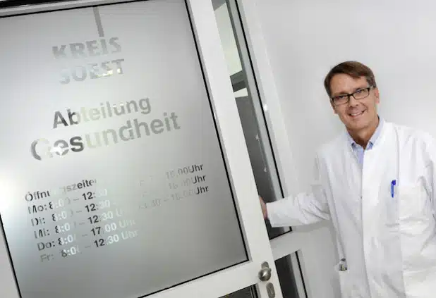 Dr. Ansgar Brockmann, stellvertretender Leiter des Kreisgesundheitsamtes, begrüßt seine Patientinnen und Patienten ab 1. Oktober im neuen Domizil Mastholter Straße 230 in Lipperbruch (Foto: Wilhelm Müschenborn/Kreis Soest).