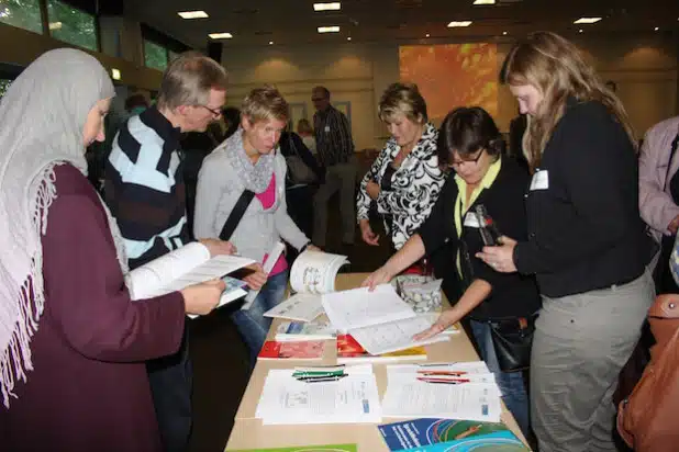 Integration als eine Gestaltungs-Aufgabe begreifen: Interessierte an einem Info-Stand während der 6. Integrationskonferenz (Foto: Pressestelle Hochsauerlandkreis).