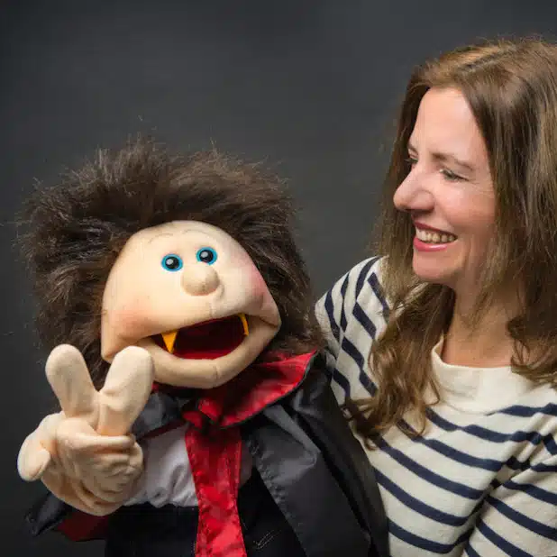 Autorin Antje Hansen stellt im September und Oktober auf Einladung des Medienzentrums bei Lesungen in Grundschulen den vorwitzigen Vampir Valentin vor (Foto: Ulrike Fackert/www.spiegelbild-koeln.de).