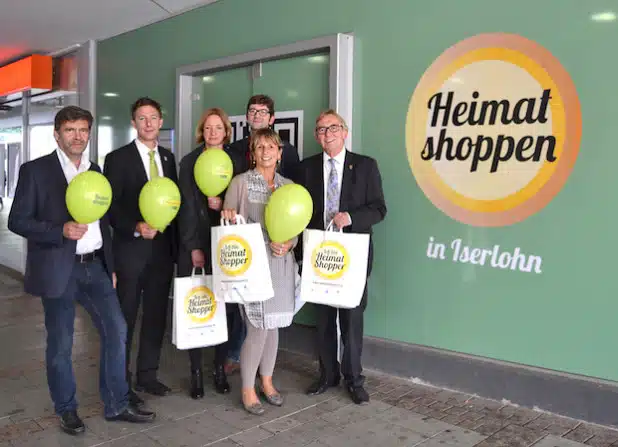 Wir sind Heimatshopper! Gemeinsam mit Bürgermeister Dr. Peter Paul Ahrens (rechts) präsentierten (v.l.) Thomas Junge (GfW), Mike Kowalski (Stadtwerke), Kirsten Opris (City-Management), Martin Bußkamp und Beate Evers (Stadtmarketing Iserlohn) die Kampagne zur Stärkung des lokalen Einzelhandels (Foto: Stadt Iserlohn).