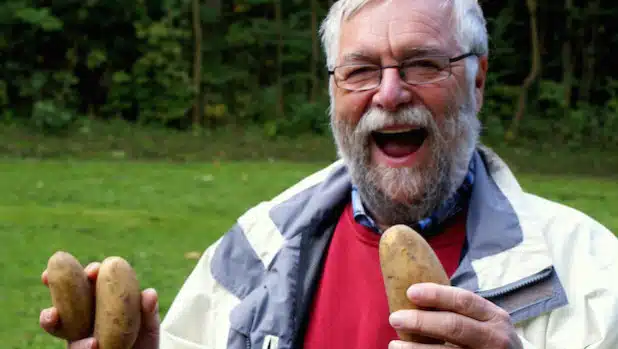 Wanderführer Gerd Riedel lädt zur Wanderung ein (Foto: Klaus Peters).