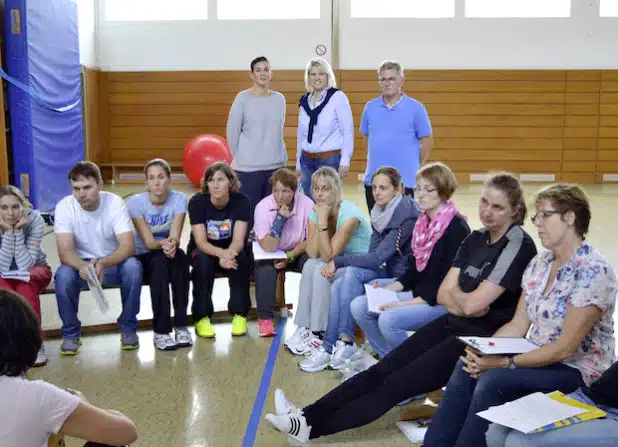 Nicole Lebeus, Katrin Brenner und Günther Nülle (hinten von links) begrüßten die Teilnehmer bei der Motopädie-Fortbildung für Gundschullehrer (Foto: Stadt Iserlohn).