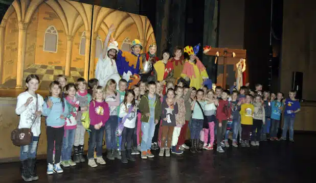 Mit Kultur in fremde Welten eintauchen: Schülerinnen und Schüler der Luziaschule Berge trafen in der Stadthalle Meschede beim „Theater auf Tour“ den „Kleinen Ritter Trenk“ höchstpersönlich (Foto: Stadt Meschede).