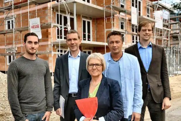 Freuen sich über den baulichen Fortschritt: (v.l.) Stephen Barrett, Bauleiter (GWL), Meinolf Köller, kaufmännischer Geschäftsführer GWL, Beate Gramckow, Stadt Lippstadt, Dipl.-Ing. Carsten Ludewig und Björn Bühlmeier, Fachdienstleiter der Stadt Lippstadt (Foto: Stadt Lippstadt).