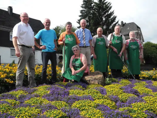 Die Gemeinde Burbach und der Obst- und Gartenbauverein Burbach kümmern sich gemeinsam um die Pflege der Grünfläche im Kreisel in der Jägerstraße (Foto: Gemeinde Burbach).