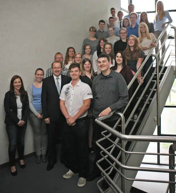 Landrat Thomas Gemke und Ausbildungsleiterin Katja Fall mit den neuen Auszubildenden und deren Azubi-Paten (Foto: Hendrik Klein/Märkischer Kreis).