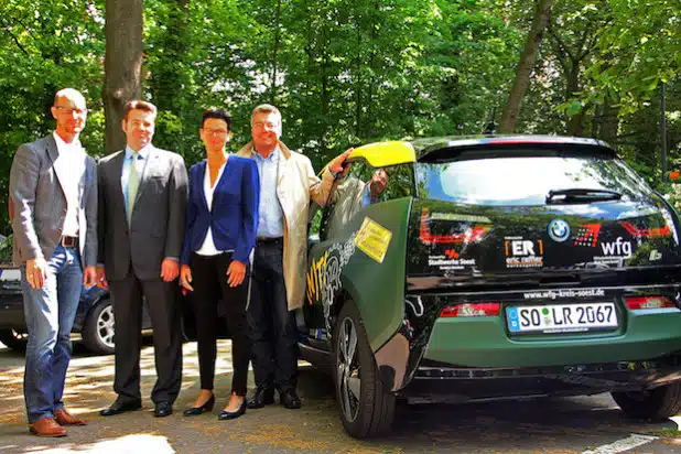 Volker Ruff (wfg), Harald Feine (Stadtwerke Soest), Sonja Peck (wfg) und Jörg Kuhlmann (Stadtwerke Soest) wagten eine Probefahrt mit dem MINT-Mobil (v.l.) - Foto: Katrin Sliwa/wfg.