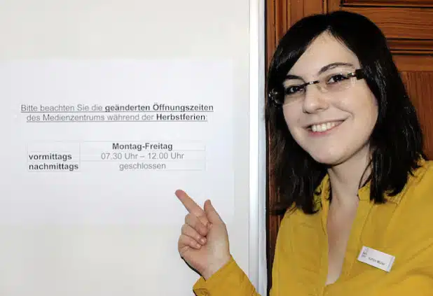 Kathrin Müller, Leiterin des Medienzentrums in Lippstadt, weist auf die geänderten Öffnungszeiten während der Herbstferien hin (Foto: Andrea Kerkhoff/Kreis Soest).