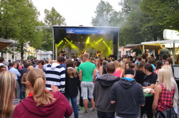 Junge Menschen gehörten beim Volksbank-Open-Air zu den „Stammgästen“: Im Schulterschluss mit Jugendlichen und jungen Erwachsenen will die Kreis- und Hochschulstadt Meschede das Kulturangebot noch attraktiver machen (Foto: Stadtmarketing Meschede).