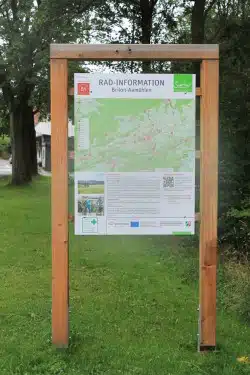 Informationstafeln zeigen den aktuellen Standort am Knotenpunkt mit Ortsnamen, Kartenausschnitt, einem Infotext und dem QR-Code sowie der nächstgelegenen Tourist-Information (Foto: Radnetz HSK).