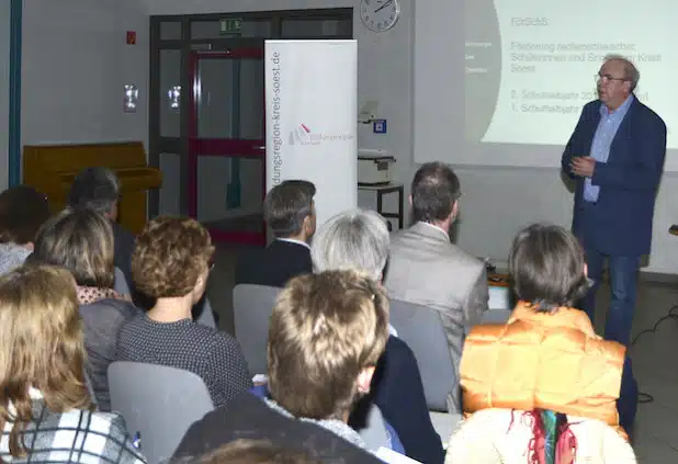 Prof. Dr. Wilhelm Schipper von der Uni Bielefeld führte die Teilnehmerinnen und Teilnehmer der Auftaktveranstaltung in die Qualifizierungsreihe zur „Förderung rechenschwacher Schülerinnen und Schüler in der Grundschule“ ein (Foto: Anja Besse/Kreis Soest).