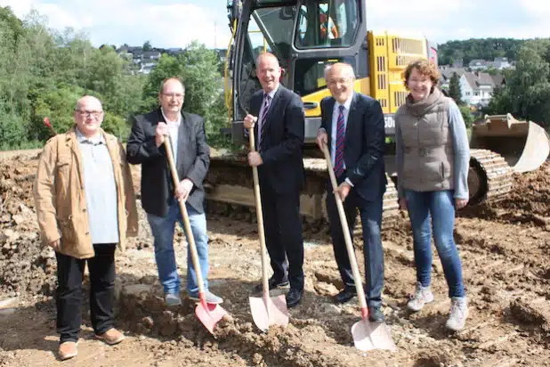 Trafen sich zum symbolischen Spatenstich an der Baustelle der Rettungswache Finnentrop (von links): Bertold Luke, Andreas Hebgen, Kreisdirektor Theo Melcher, Bürgermeister Dietmar Heß und Marie-Luise Wiethoff (Foto: Kreis Olpe).