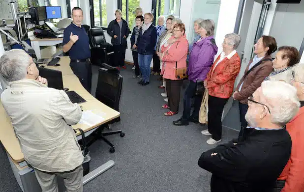 Die Mitglieder der Caritas-Konferenz Warstein-Allagen besuchten bei ihrer Besichtigung des Rettungszentrums auch die Rettungsleitstelle (Foto: Wilhelm Müschenborn/Kreis Soest).