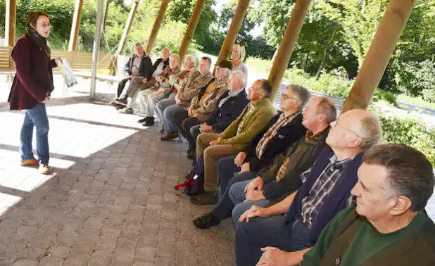 Projektleiterin Stephanie Terren (l.) erläuterte den Landschaftswarten des Kreises Soest am Waldschiff in Rüthen den Ablauf der Exkursion in die renaturierte Möhneaue (Foto: Thomas Weinstock/Kreis Soest).