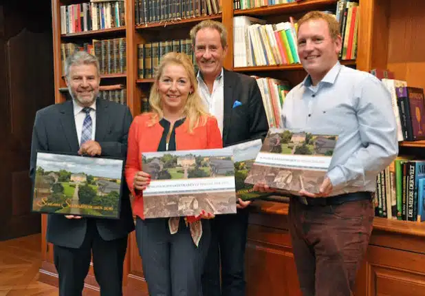 Noch sind Chronik und Kalender nicht fertig gedruckt, aber passend zum Jubiläumstag am 27. September wird alles parat sein. Darauf freuen sich (v.l.): Herbert Polder, Birgit Drosihn, Dr. Otto Drosihn und Dirk Ruholl (Foto: Stadt Lippstadt).