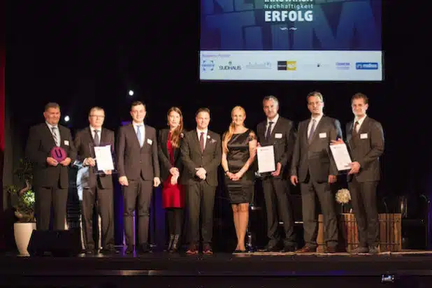 Die Lehde-Geschäftsführer Johannes Lehde (3. von rechts) und Martin Butz (2. von rechts) haben in Iserlohn die Urkunde für Platz 2 beim Unternehmerpreis Südwestfalen in Empfang genommen (Foto: Unternehmerverlag Südwestfalen/Daniel Wagner).