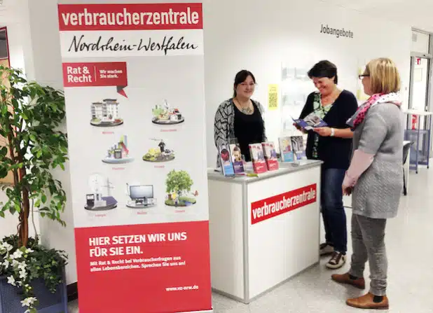 Auch die Mitarbeiter des Jobcenters Arbeit Hellweg Aktiv (AHA) am Standort Warstein informierten sich am Info-Stand der Verbraucherzentrale über aktuellen Themen (Foto: Alexa Senger).