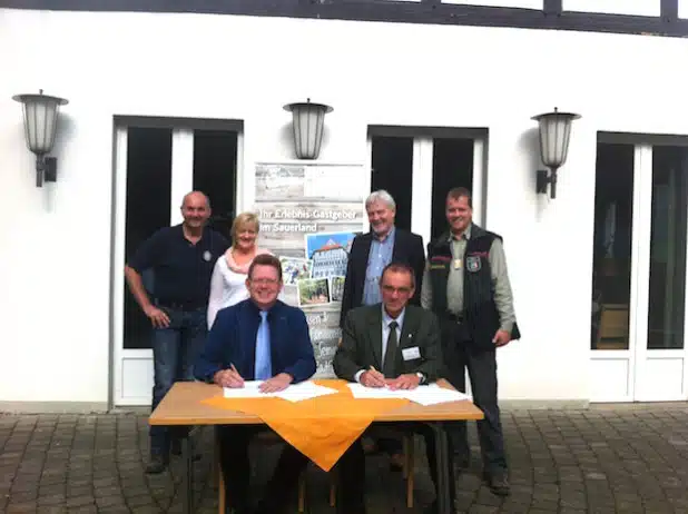 An der Vertragsunterzeichnung nahmen auch Dieter Vetter (Wald und Holz NRW), Barbara Klein (stellv. Hausleitung SGV-Jugendhof) und James Rice (Sprecher des SGV-Arbeitskreises „SGV-Jugendhof“) teil – Foto: Sauerländer Gebirgsverein.