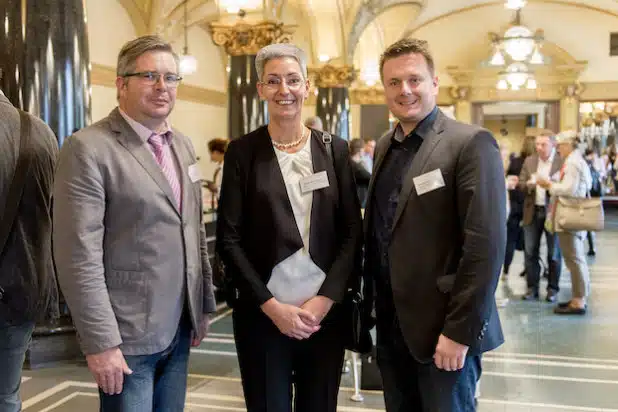 Von links nach rechts: Dr. Jochen Dietrich, Schulleiter MINT-EC Schule Gymnasium Stift Keppel, Frau Rüken-Hennes, Ministerium für Schule und Weiterbildung MSW NRW und Organisatorin der Tagung, Sebastian Funk vom Team der Science Show AG (Foto: Gymnasium Stift Keppel).