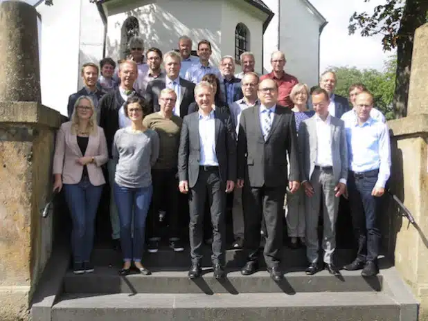 Mitglieder der zur AG gehörenden Kommunen mit dem Vorsitzenden der Regionalgruppe Südwestfalen, Thomas Vielhaber aus Arnsberg, und dem Hallenberger Bürgermeister Kronauge (Foto: Nicole Rüppel).